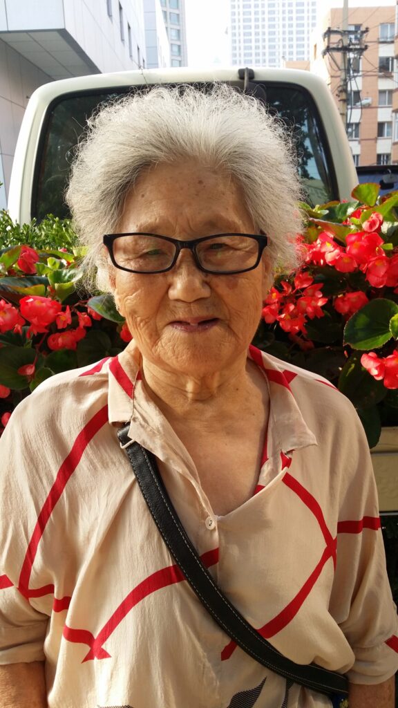 70岁老人放弃住别墅，却以拾废品为生，背后的故事让人动容
